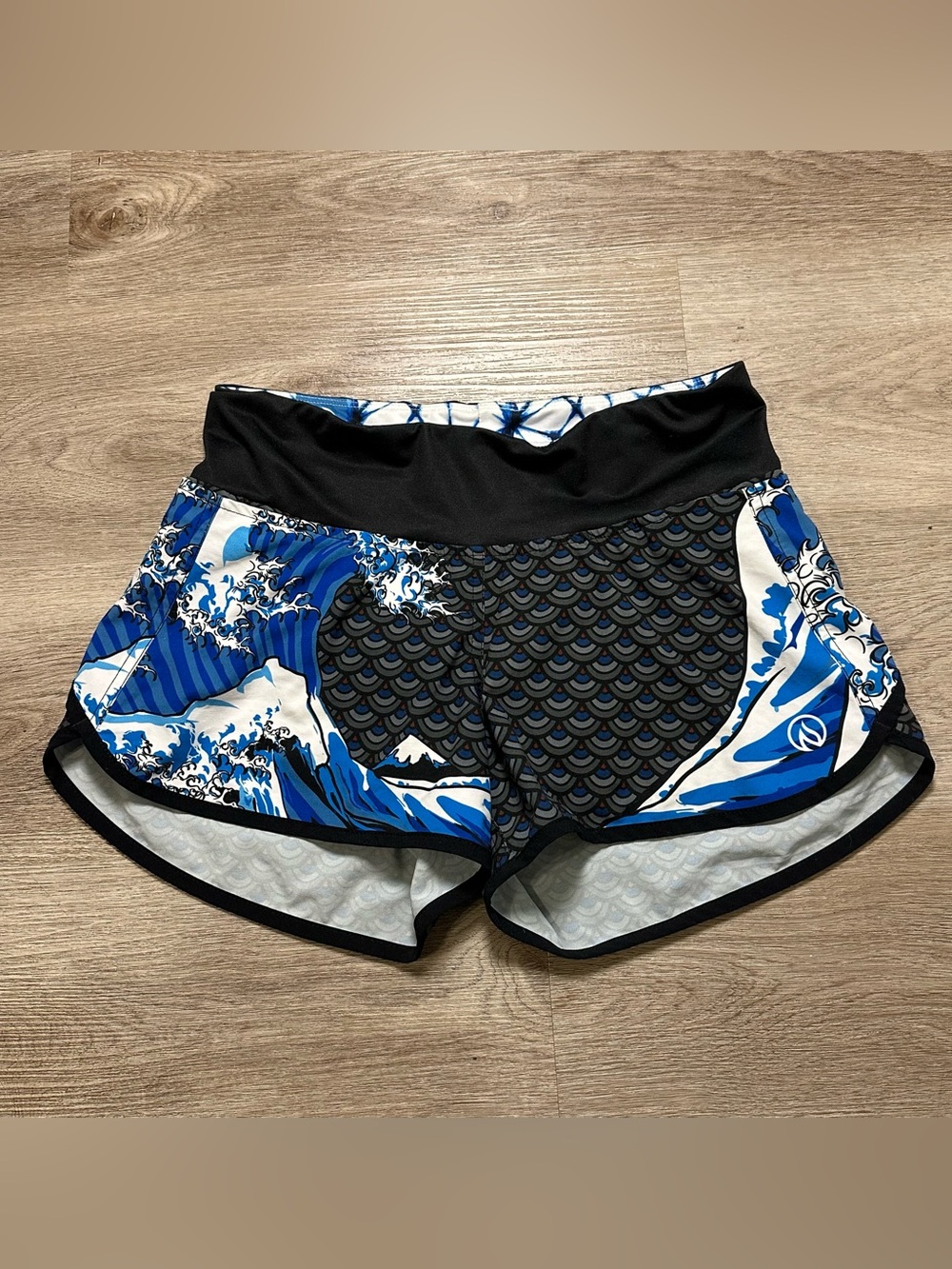 INKnBURN Wave Shorts, size 4